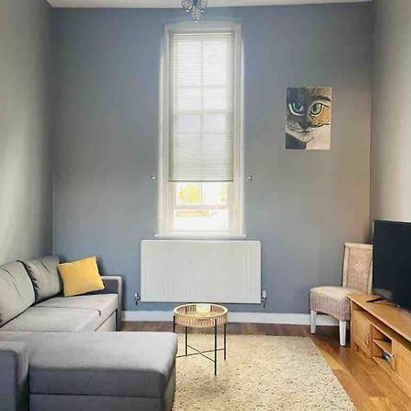 2 Bed Self Contained Apartment Wrexham Buitenkant foto