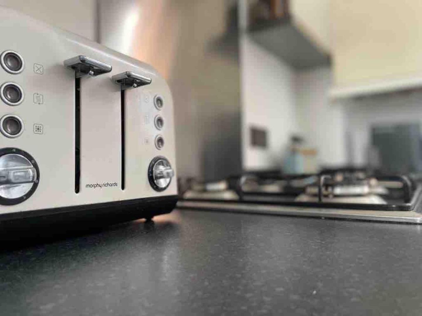 2 Bed Self Contained Apartment Wrexham Buitenkant foto