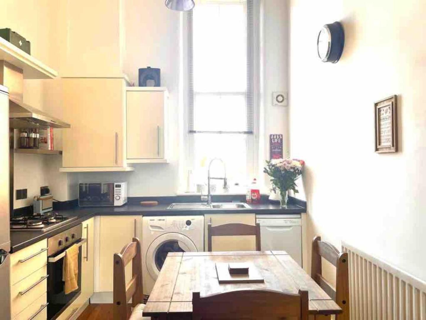 2 Bed Self Contained Apartment Wrexham Buitenkant foto