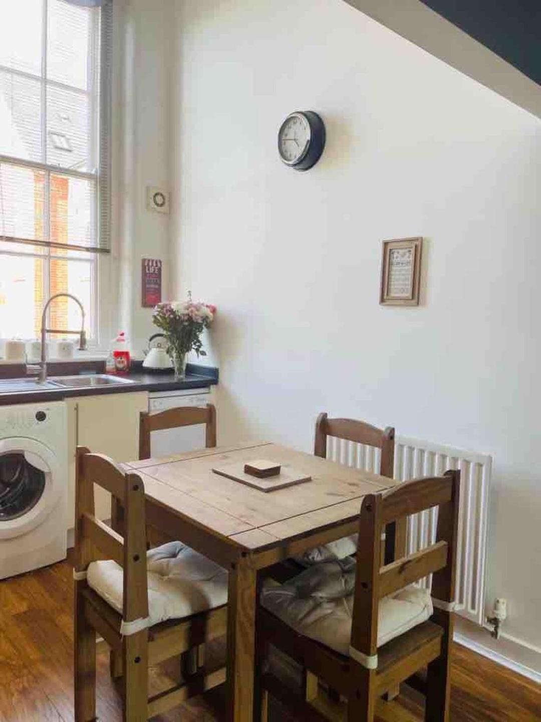 2 Bed Self Contained Apartment Wrexham Buitenkant foto